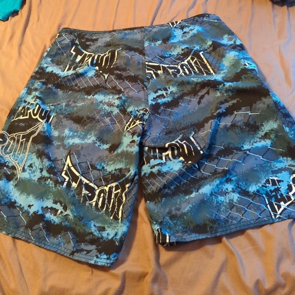 Vintage Y2K Tapout shorts size 36-38 - Picture 2 of 3
